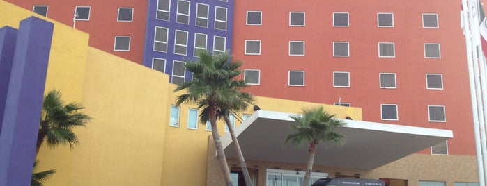 Crowne Plaza is one of Locais curtidos por Montserrat.