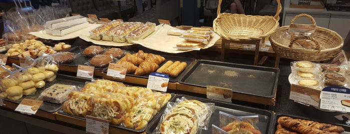 PARIS BAGUETTE is one of 파리바게뜨(Paris Baguette).