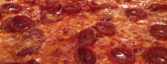 Conte's Pizza is one of Locais curtidos por Tom.