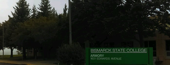 Bismarck State College is one of Locais curtidos por Brant.