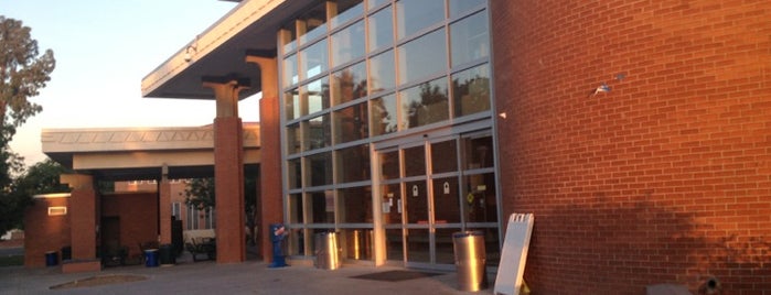 Phoenix College Library is one of สถานที่ที่ Laura ถูกใจ.