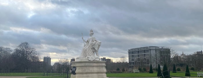 Queen Victoria Statue is one of London.