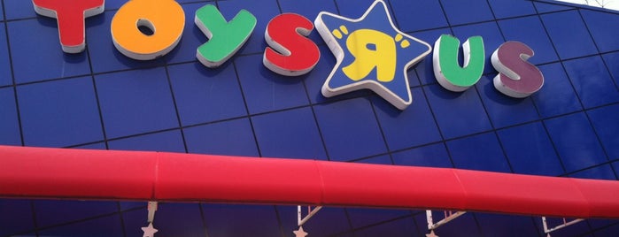 Toys"R"Us is one of Bethさんのお気に入りスポット.