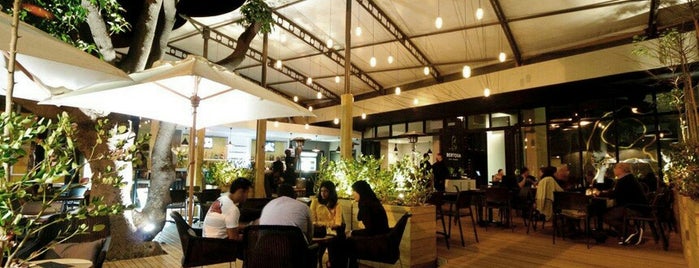 Bertoua Cafe Lounge is one of Ke Dezemba Boss.