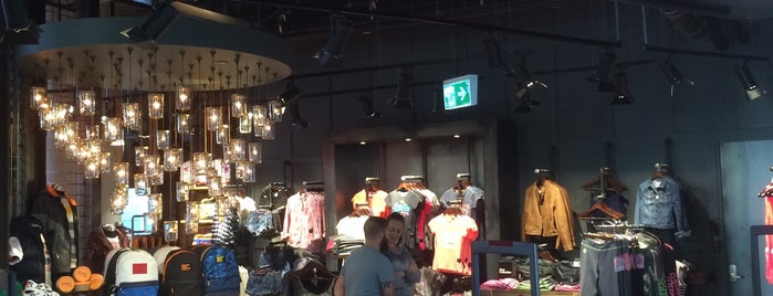 Superdry 極度乾燥 しなさい is one of สถานที่ที่ Darren ถูกใจ.