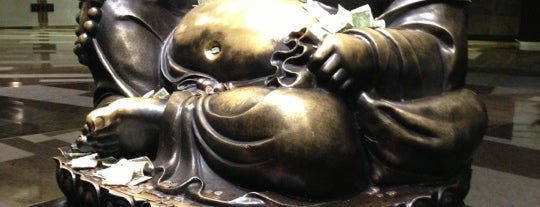 Big Buddah Statue at ARIA is one of Lieux qui ont plu à Walter.