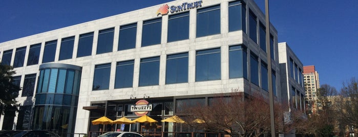 SunTrust - Perimeter Center Building is one of สถานที่ที่ Chester ถูกใจ.
