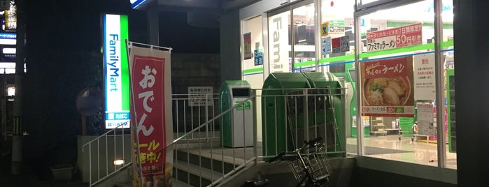 ファミリーマート 池田駅南店 is one of 充電スポット.
