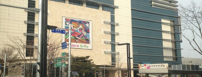 LOTTE Department Store is one of สถานที่ที่ JuHyeong ถูกใจ.