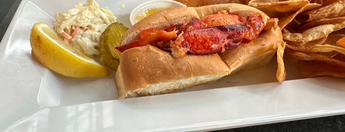 Linda Bean's Lobster Cafe is one of Airport Faves.