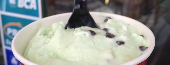 Cold Stone Creamery is one of Tempat yang Disukai Winda.