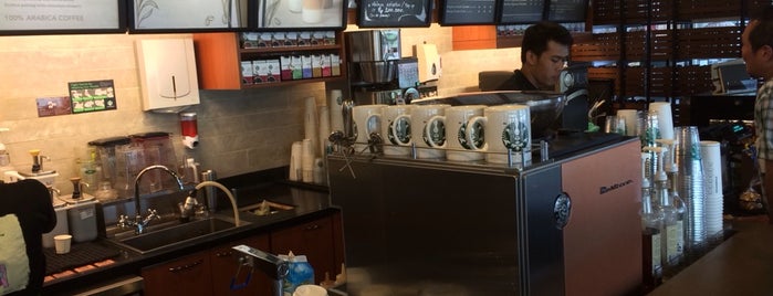Starbucks is one of Locais curtidos por Vito.