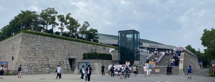 Fountain Square in front of Osaka Castle Hall is one of Sanpo in Osaka.