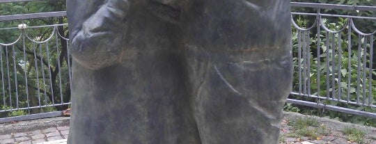 Памятник Вечной Любви Луиджи и Мокрины is one of Locais curtidos por Illia.