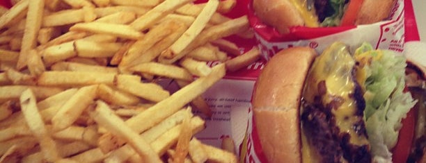In-N-Out Burger is one of Locais curtidos por Laura.