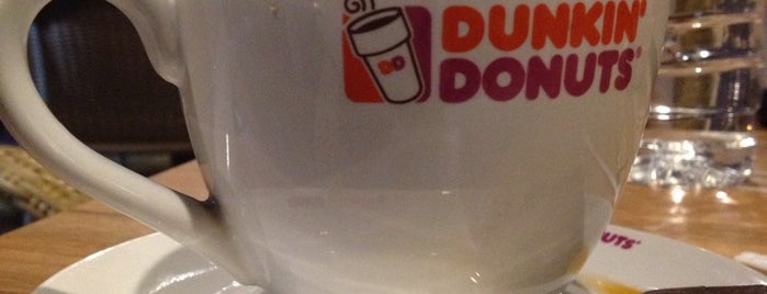 Dunkin' is one of Lugares favoritos de James.