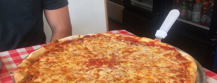 Mineo's Pizza is one of Lugares favoritos de Julie.