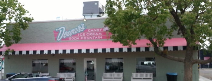 Dewar's Candy Shop is one of Larry'ın Kaydettiği Mekanlar.