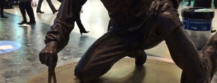 Captain Matthew Flinders and Trim the Cat Statue is one of สถานที่ที่ Carl ถูกใจ.