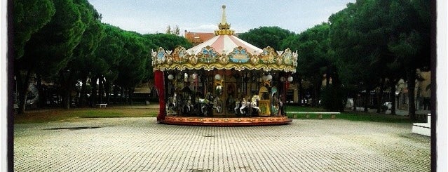 Piazza Carducci is one of Valentinaさんのお気に入りスポット.