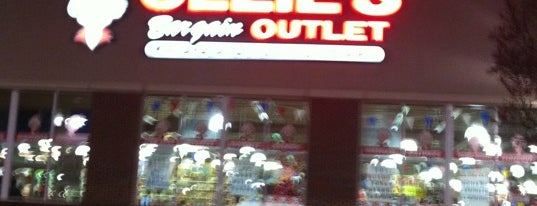 Ollie's Bargain Outlet is one of สถานที่ที่ Jeremy ถูกใจ.