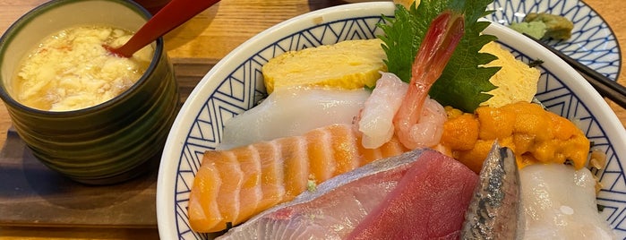 Tsukiji Tama Sushi is one of สถานที่ที่ Takuma ถูกใจ.