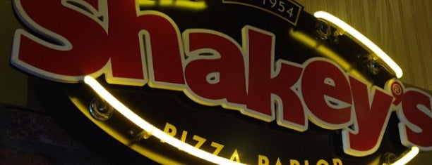 Shakey's Pizza Parlor is one of สถานที่ที่ Ellia ถูกใจ.
