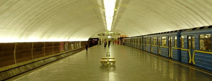 Станция «Осокорки» is one of Kyiv.