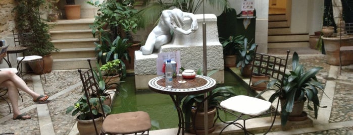 Museo Can Morey de Sanmarti Collection de Salvador Dali is one of Cafés.