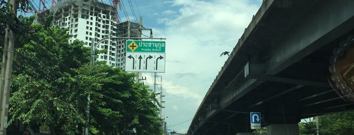 Prachanukun Intersection is one of Favourite Place to Check-ins.