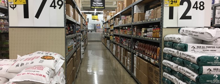 Smart Foodservice Warehouse Stores is one of Posti che sono piaciuti a Melinda.