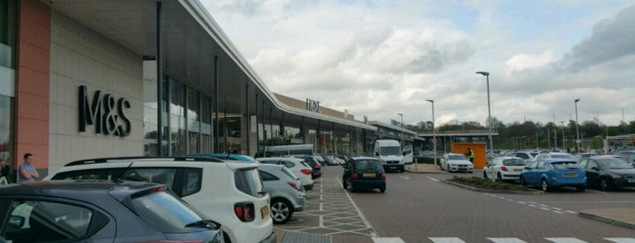 Elliotts's Field Retail Park is one of Locais curtidos por Bigmac.