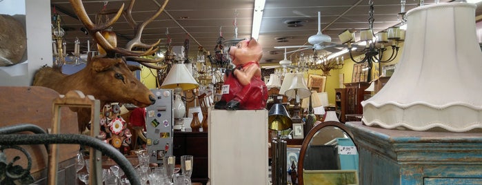 BJ Oldies Antique Shop is one of Lugares favoritos de Miriam.