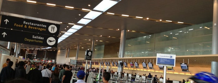 Terminal 1 - Internacional is one of Lieux qui ont plu à plowick.
