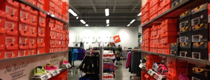 Nike Factory Store is one of Tempat yang Disukai Dirk.