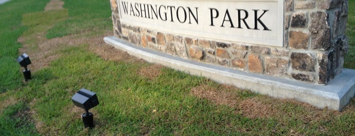 Washington Park is one of Tempat yang Disukai Lizzie.