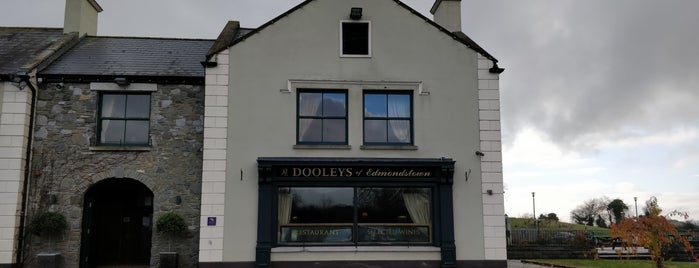 Dooleys of Edmondstown is one of สถานที่ที่ Kurtis ถูกใจ.