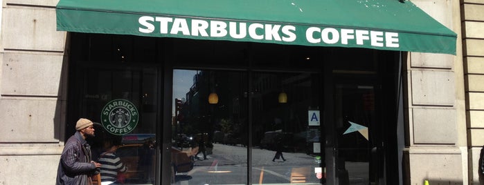 Starbucks is one of สถานที่ที่ benjamin ถูกใจ.
