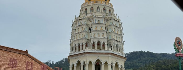 Kek Lok Si Temple (極樂寺) is one of Penang.