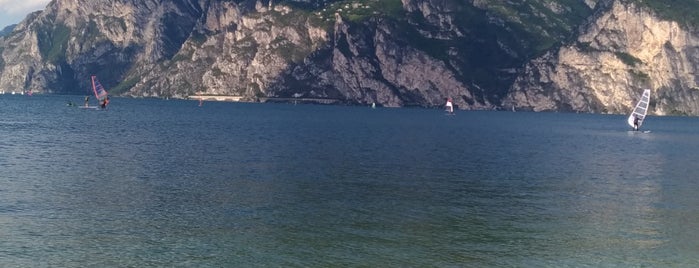 Torbole Beach is one of Orte, die FELICE gefallen.