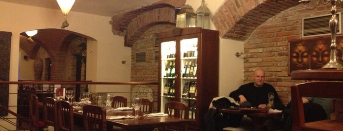 Amfora Restaurant is one of สถานที่ที่ Miroslav ถูกใจ.