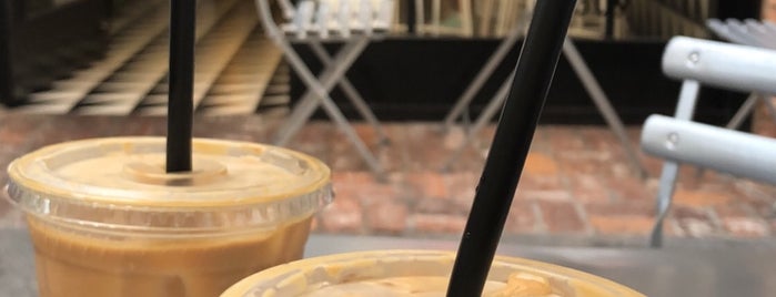 Alfred Coffee In The Alley is one of Sarp 님이 저장한 장소.