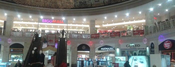 Brandroom Outlet is one of Mina Sedef'in Beğendiği Mekanlar.