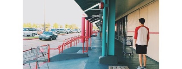 Elmwood Shopping Center is one of Posti che sono piaciuti a AKB.