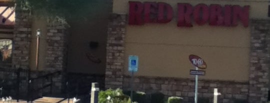 Red Robin Gourmet Burgers and Brews is one of Tempat yang Disukai Debbie.