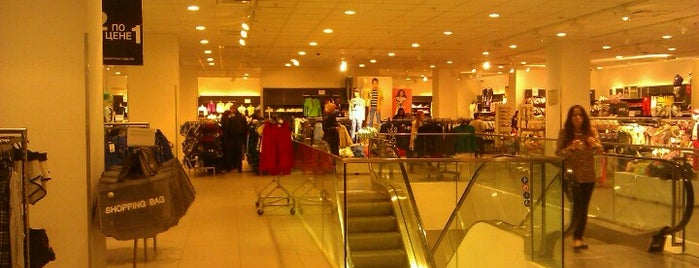 H&M is one of Tempat yang Disukai Таня.