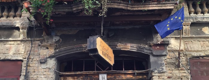 Szimpla Kert is one of Jeremy Scottさんのお気に入りスポット.