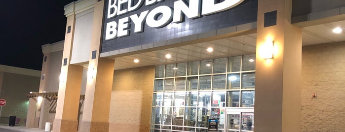 Bed Bath & Beyond is one of Locais curtidos por Holly.