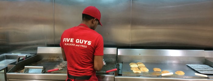 Five Guys is one of Fernandoさんのお気に入りスポット.