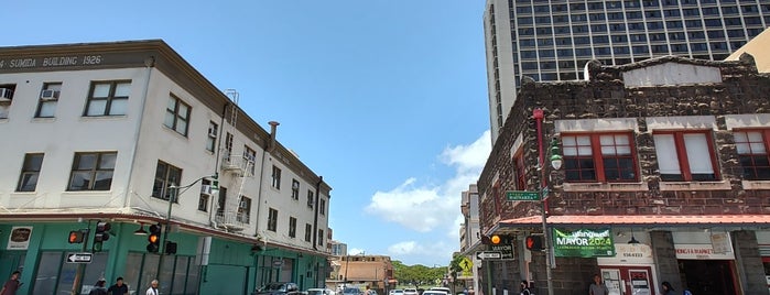 Chinatown is one of Places to visit in Hawaii.
